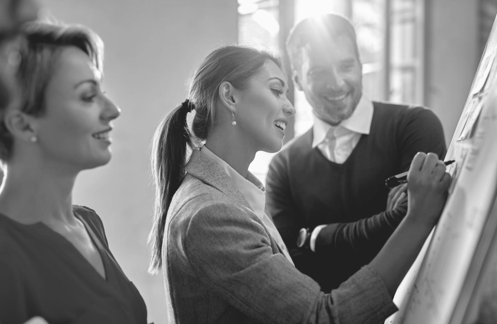 Detaillierte Finanzberichtsanalyse auf dem Bildschirm