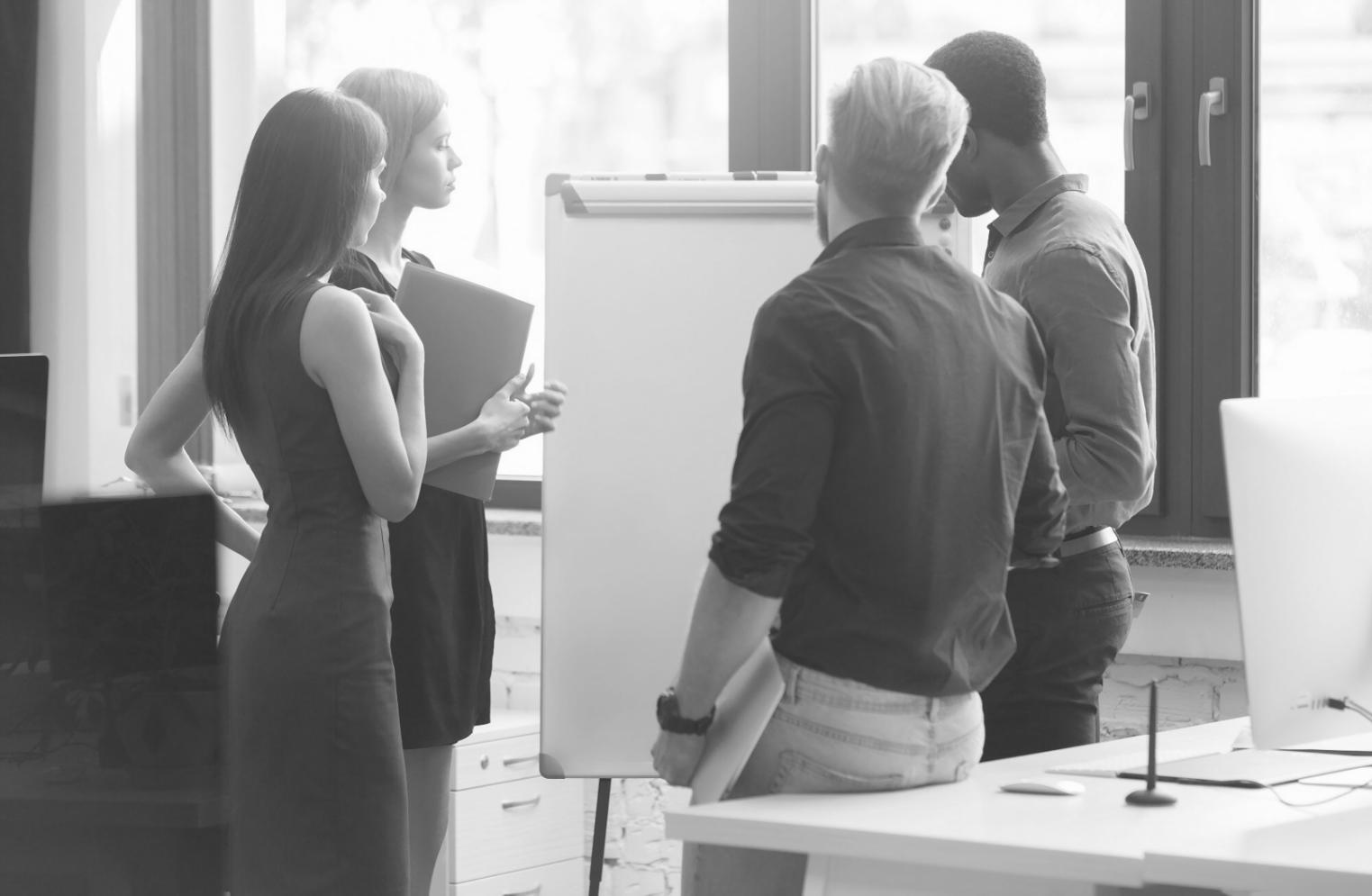 Teilnehmer in intensiver Lernsituation zur Budgetprognose