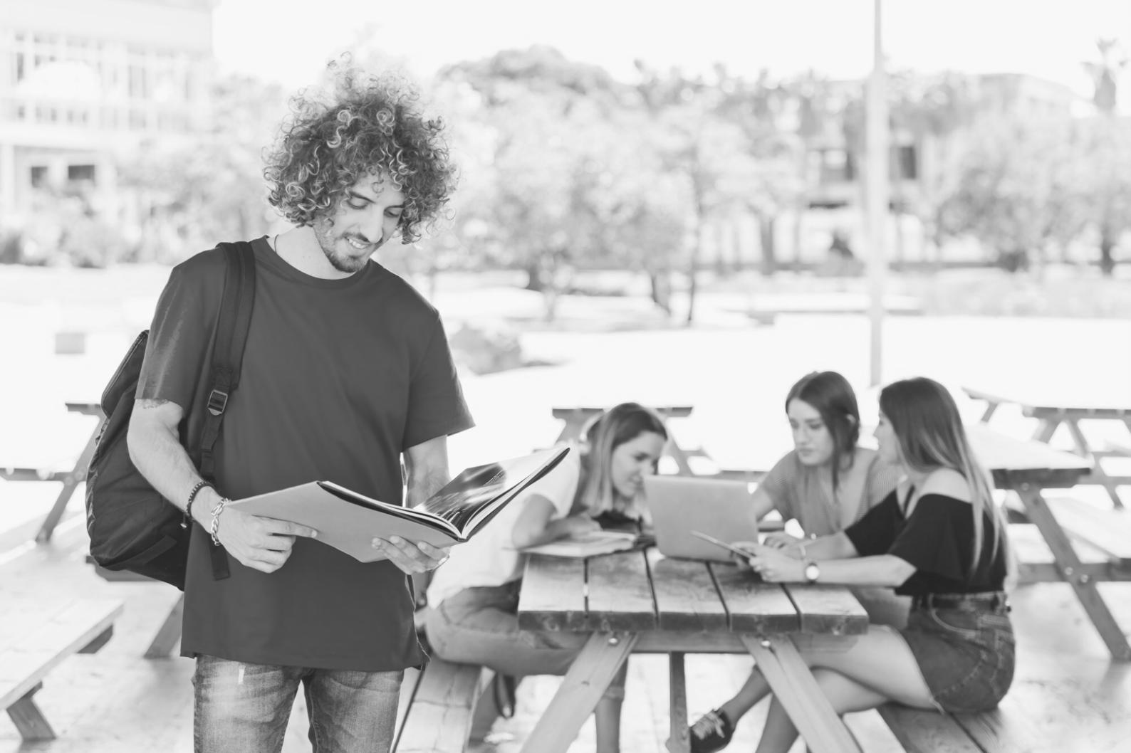 Budgetanalyse mit realen Zahlen und Diagrammen